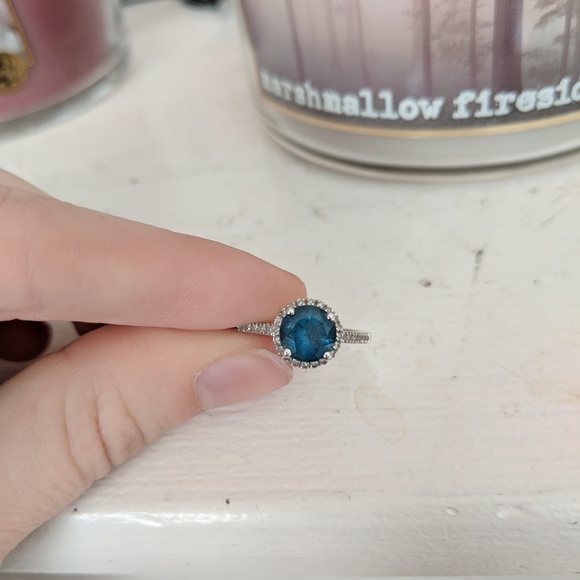 Size seven ring - Picture 3 of 3